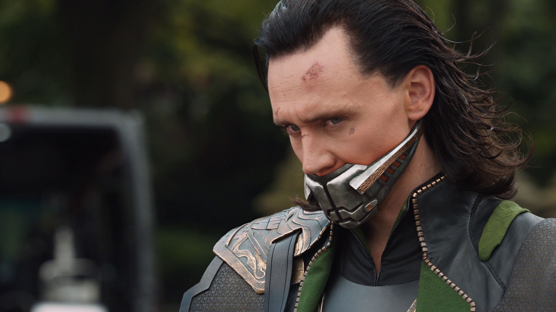 На Disney+ стартовал  «Локи» (Loki) – третий сериал из новой супергеройской линейки Marvel. Антигерой в исполнении Тома Хиддлстона умер в дилогии «Мстители: Война бесконечности» и «Мстители: Финал». Но сценаристы шоу вернули его к жизни. Автор «Канобу» Мари Григорян вспоминает историю приключений Локи: как богу обмана до поры до времени удавалось избежать смерти, как он связан с Таносом и почему в сериале появится не тот трикстер, к которому привыкли зрители.