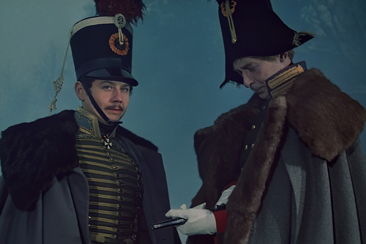 Для съёмок фильма «Война и мир» были использованы коллекции 58 музеев страны, свыше 40 предприятий производили реквизит: от вооружения и экипировки до телег и табакерок

Источник: «Мосфильм»