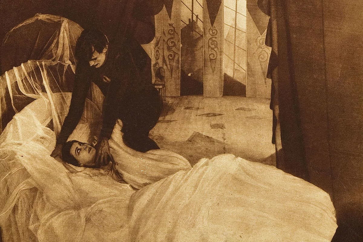 Фильм снимался целиком в далёких от реальности декорациях с искажёнными пропорциями, что объясняется стремлением изобразить на экране сознание психически больного человека, неадекватно воспринимающего действительность

Источник: Decla-Film