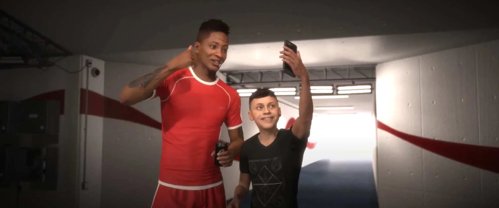По сюжету рекламного ролика внутри FIFA 18 мальчик предлагает звезде футбола газировку. В знак признательности Алекс Хантер фотографируется с фанатом / Скриншот из видео-прохождения с канала Laughing Coyote