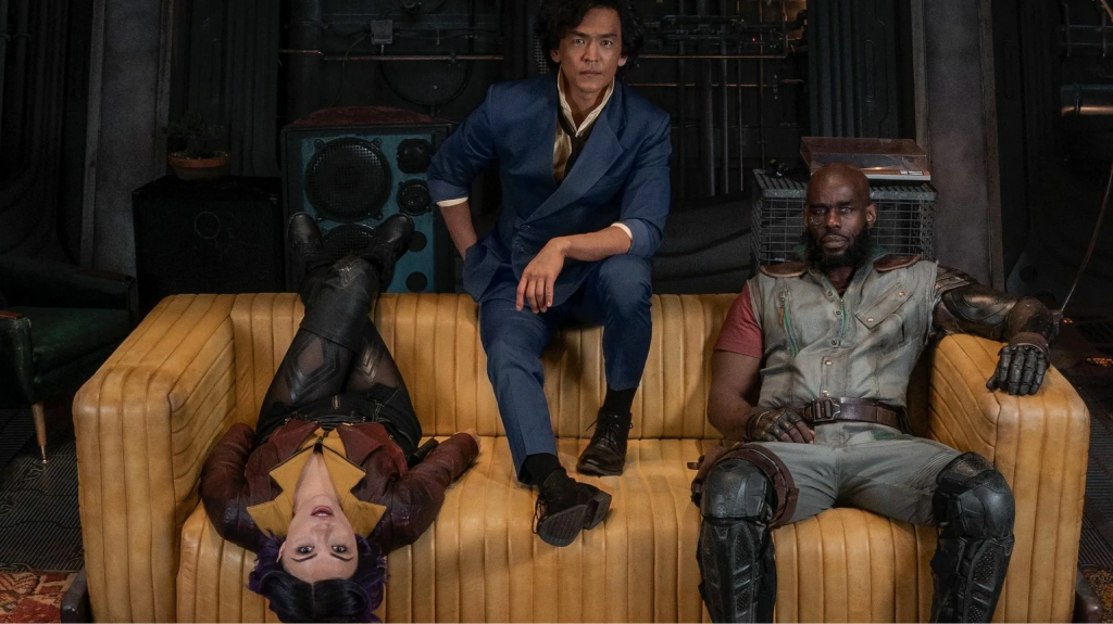 На Netflix вышел первый десятисерийный сезон «Ковбоя Бибоп» (Cowboy Bebop), рассказывающий о космических приключениях трёх охотников за головами: Спайка Шпигеля, Джета Блэка и Фэй Валентайн. Сериал основан на одноимённом аниме 1998 года, ставшем классикой японской анимации. У версии Netflix оценка 45 из 100 на Metacritic среди профессиональных рецензентов и 4,1 из 10 от пользователей сайта. В целом критика строится на сравнениях с оригинальным аниме: на его фоне сериал называют «бездушным ремейком». На примере двух первых серий автор «Канобу» Влад Ватутин сравнивает новую экранизацию с оригиналом и объясняет, почему новый проект и не должен выглядеть так, как выглядел первоисточник.