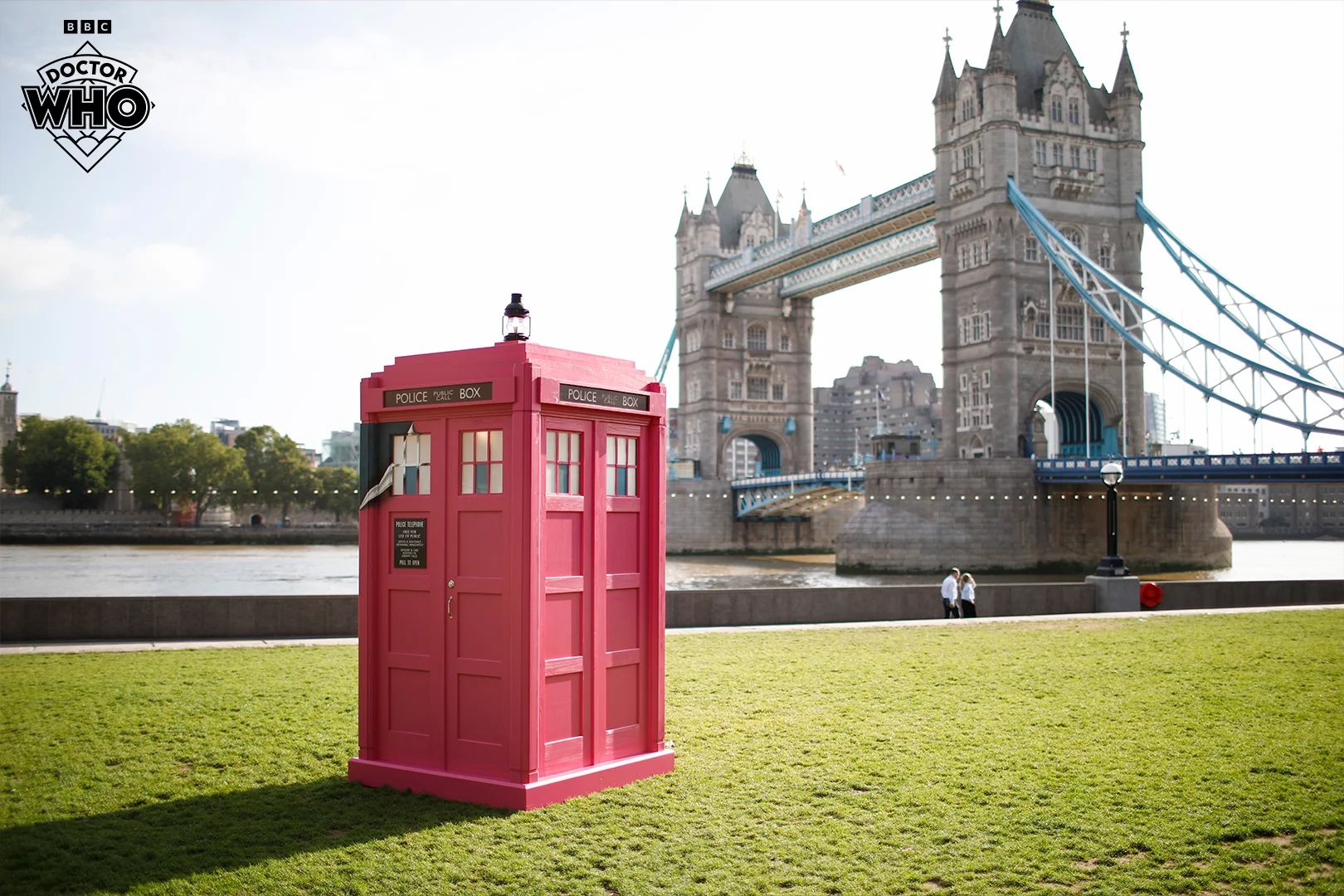 В Лондоне появился розовый ТАРДИС из «Доктора Кто» по случаю выхода «Барби» - фото 1