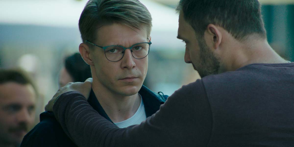 Вампиры против анархистов и советская ВИЧ-эпидемия: лучшие российские сериалы 2022 года - фото 11