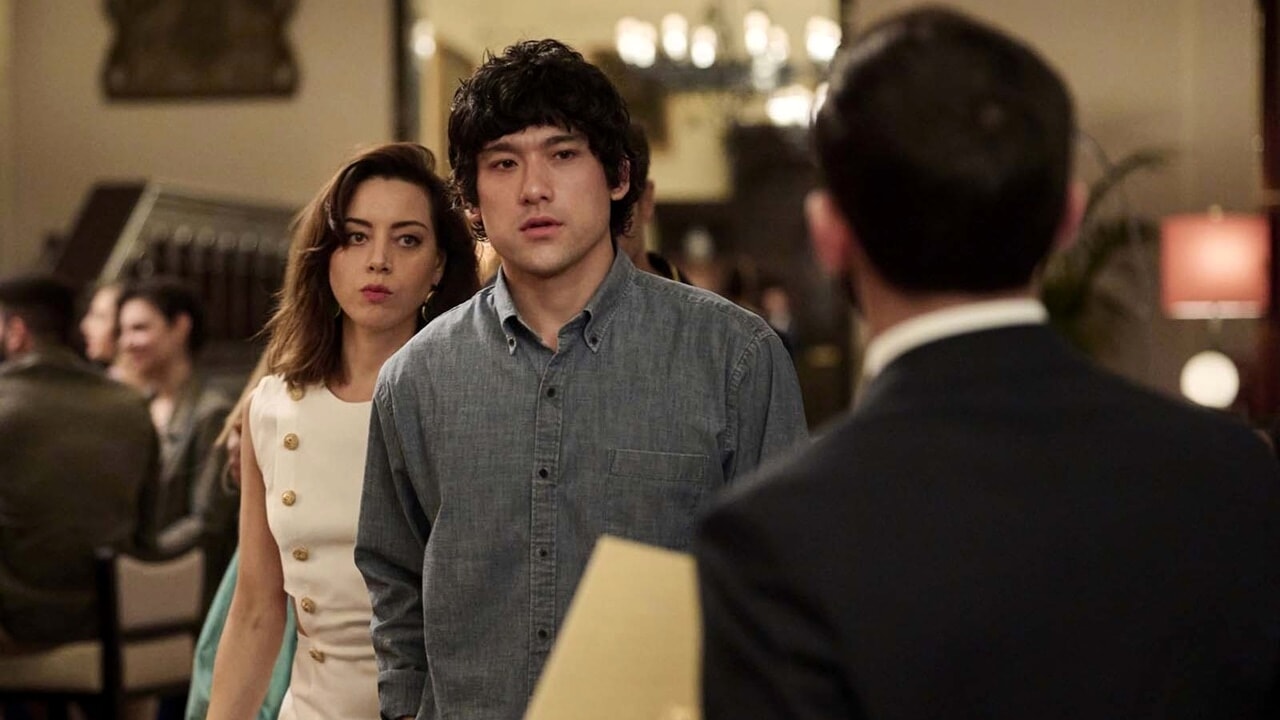 Уилл Шарп и Обри Плазаа на кадре из сериала «Белый лотос»