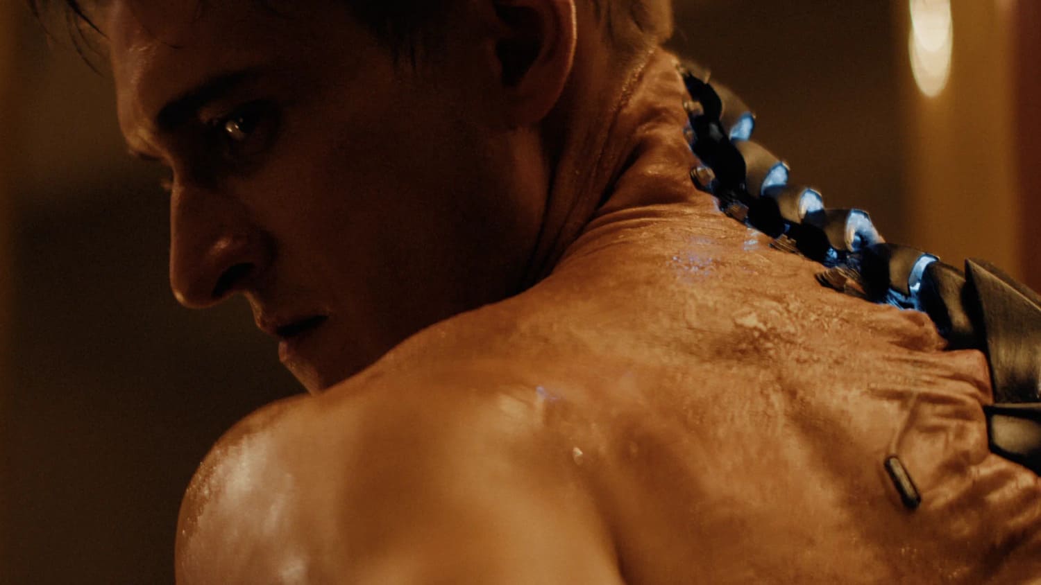 В отличие от киноверсии, сериал включает оригинальные сцены, а также фрагменты из предыдущих частей франшизы — «Майор Гром: Чумной Доктор» и «Гром: Трудное детство»

Источник: Плюс Студия