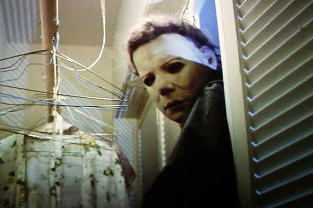 В большинстве сцен роль Майкла Майерса исполнил друг режиссёра Ник Касл, часто заглядывающий на съемочную площадку из интереса

Источник: Compass International