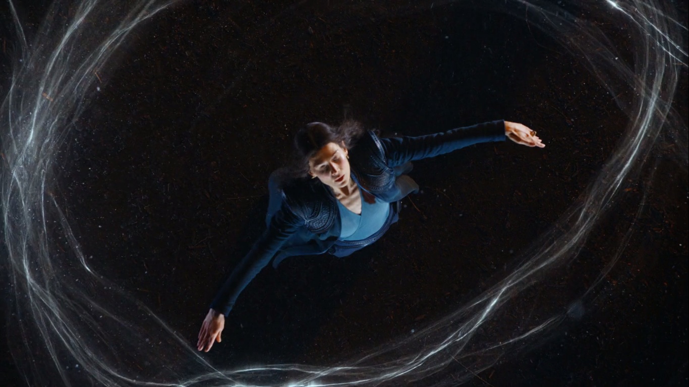 «Колесо времени» Роберта Джордана — масштабный фэнтезийный цикл из 14 романов с тысячами персонажей, несколькими десятками вымышленных народов, замысловатым устройством магии, политики и даже самого времени. Сериал-экранизация от Amazon постепенно и аккуратно погружает зрителя в мир, напоминающий одновременно «Властелина колец», «Дюну» и «Игру престолов», но в большом количестве героев, терминов и названий всё равно можно запутаться. «Канобу» составил алфавит «Колеса времени», из которого можно без спойлеров узнать всю основную информацию о мире, персонажах и локациях сериала.<br />