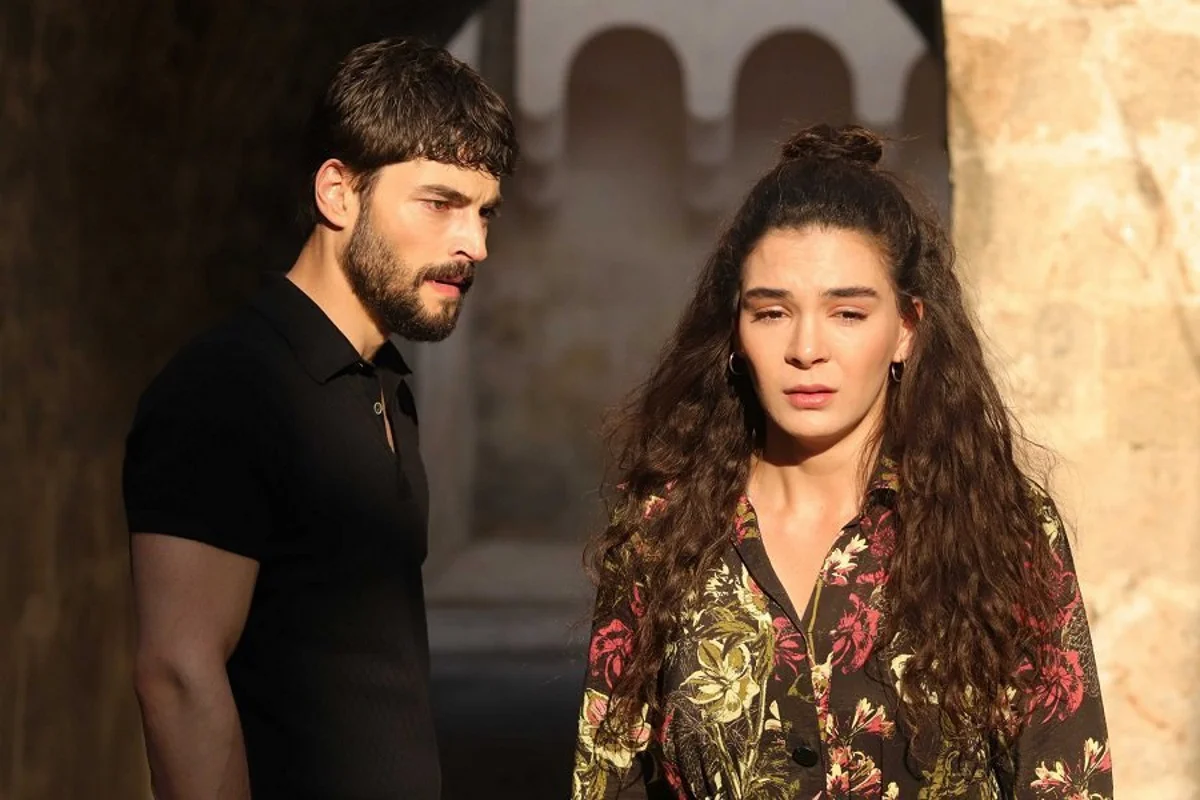 Актеры турецкого сериала ветреный фото в жизни