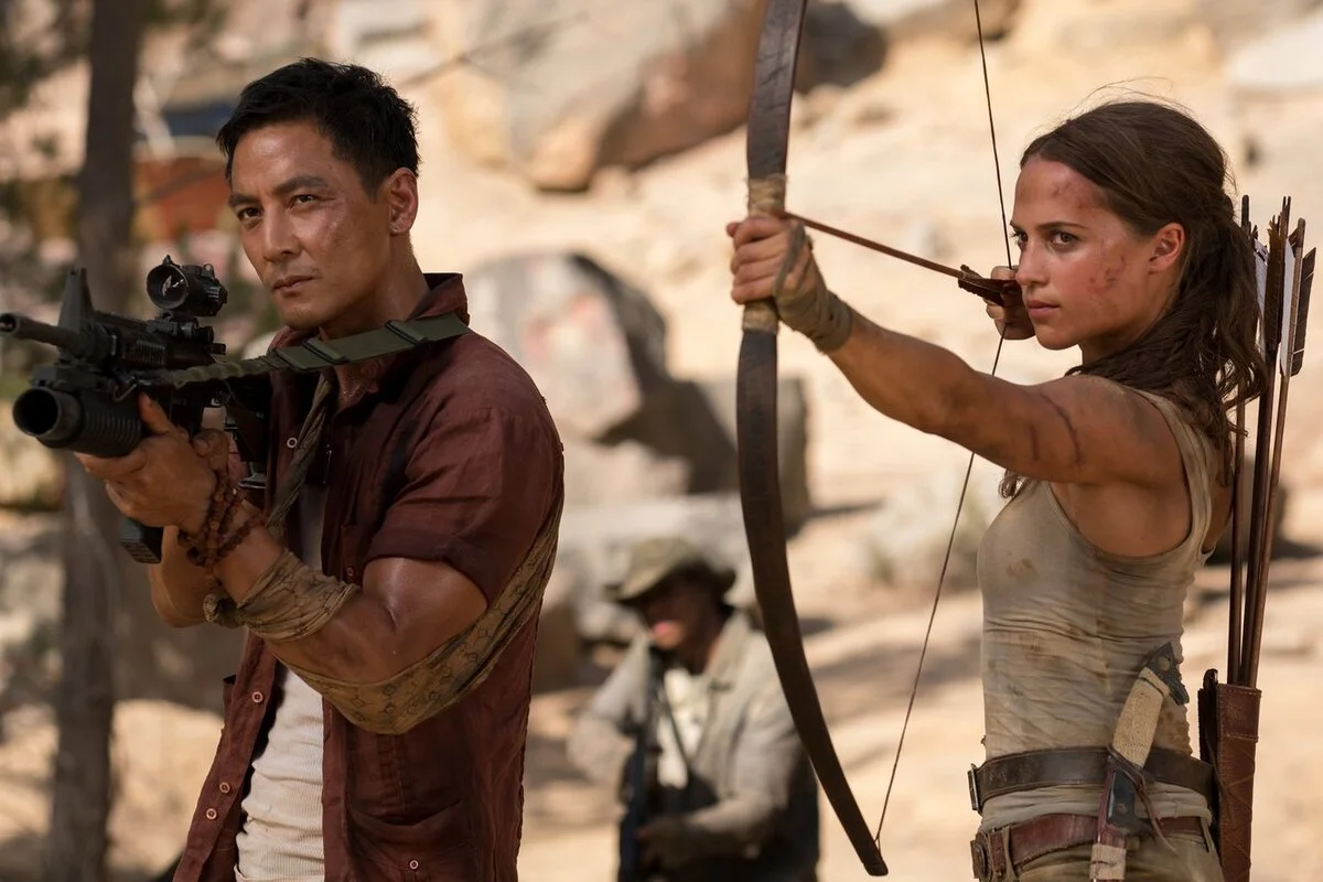 Дэниэл У и Алисия Викандер на кадре из фильма «Tomb Raider: Лара Крофт»