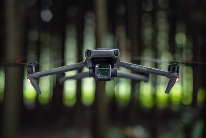 DJI представила флагманские дроны Mavic 3 и Mavic 3 Cine со встроенным SSD на 1 ТБ - фото 1