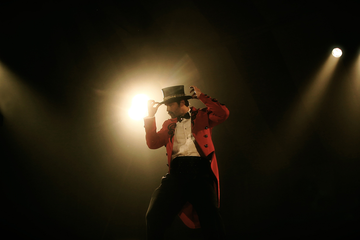 Кадр из короткометражного фильма «Цирк "Бабочка"» (The Butterfly Circus)

Источник: The Doorpost Film Project