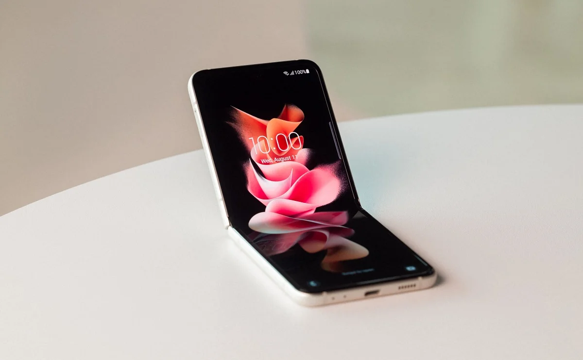 Представлен Samsung Galaxy Flip 3: гибкий смартфон с двумя экранами и поддержкой 5G - фото 1