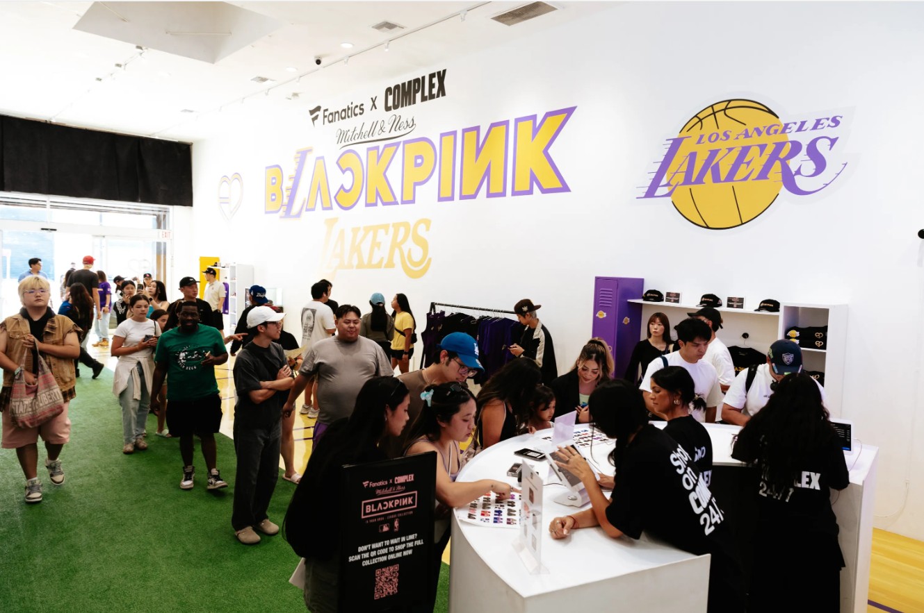 Поп-ап магазин 

Фото: Fanatics и Complex