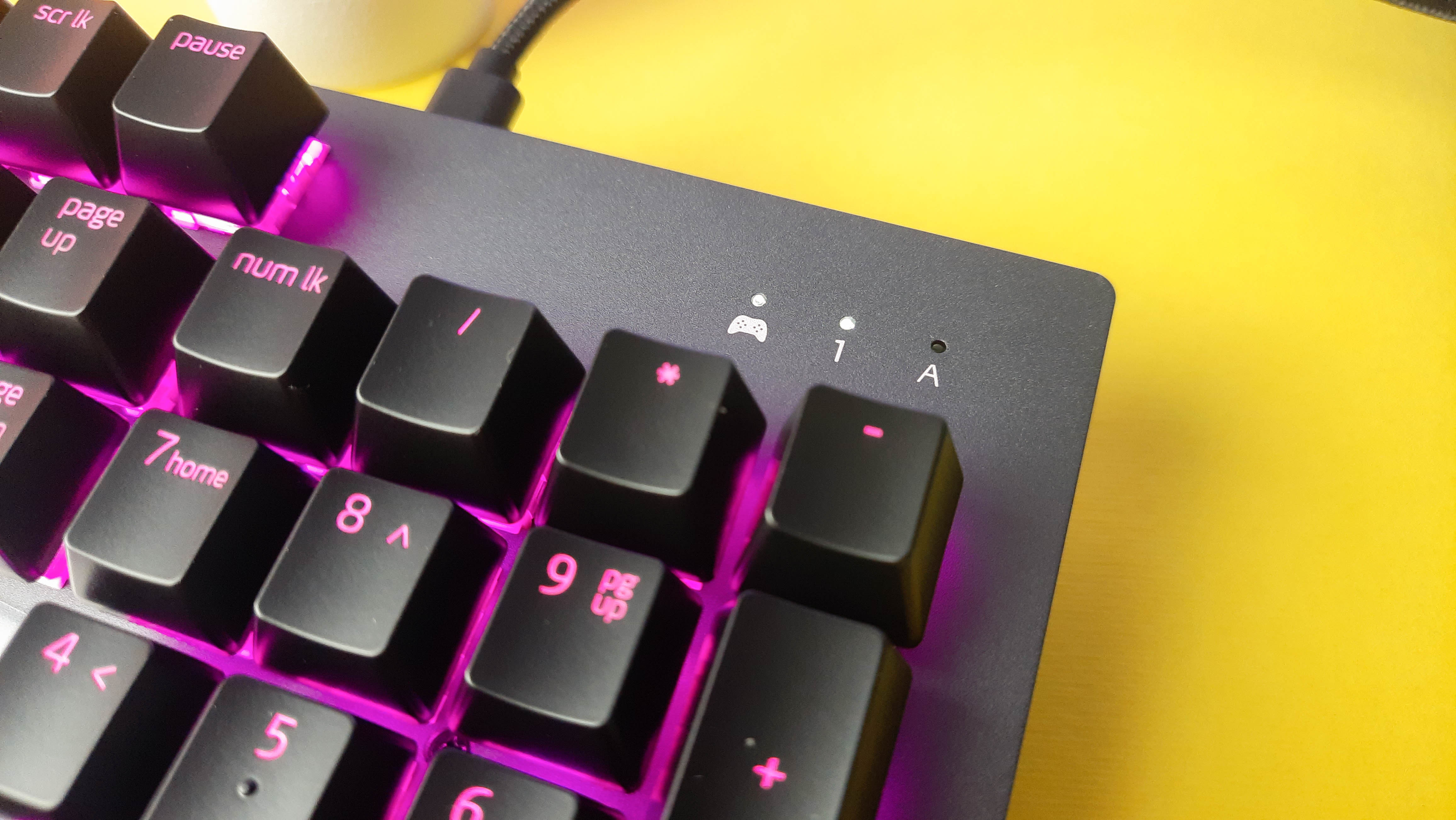 Обзор XPG Mage: игровая механическая клавиатура с RGB-подсветкой и съёмным кабелем - изображение 2 Обзор XPG Mage: игровая механическая клавиатура с RGB-подсветкой и съёмным кабелем - фото 2
