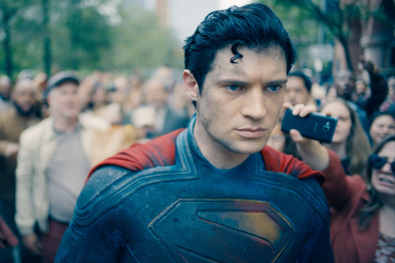 Первый тизер фильма собрал за 24 часа свыше 250 млн просмотров, став самым просматриваемым трейлером в истории Warner Bros. и фильмов по комиксам DC.

Источник: Warner Bros.