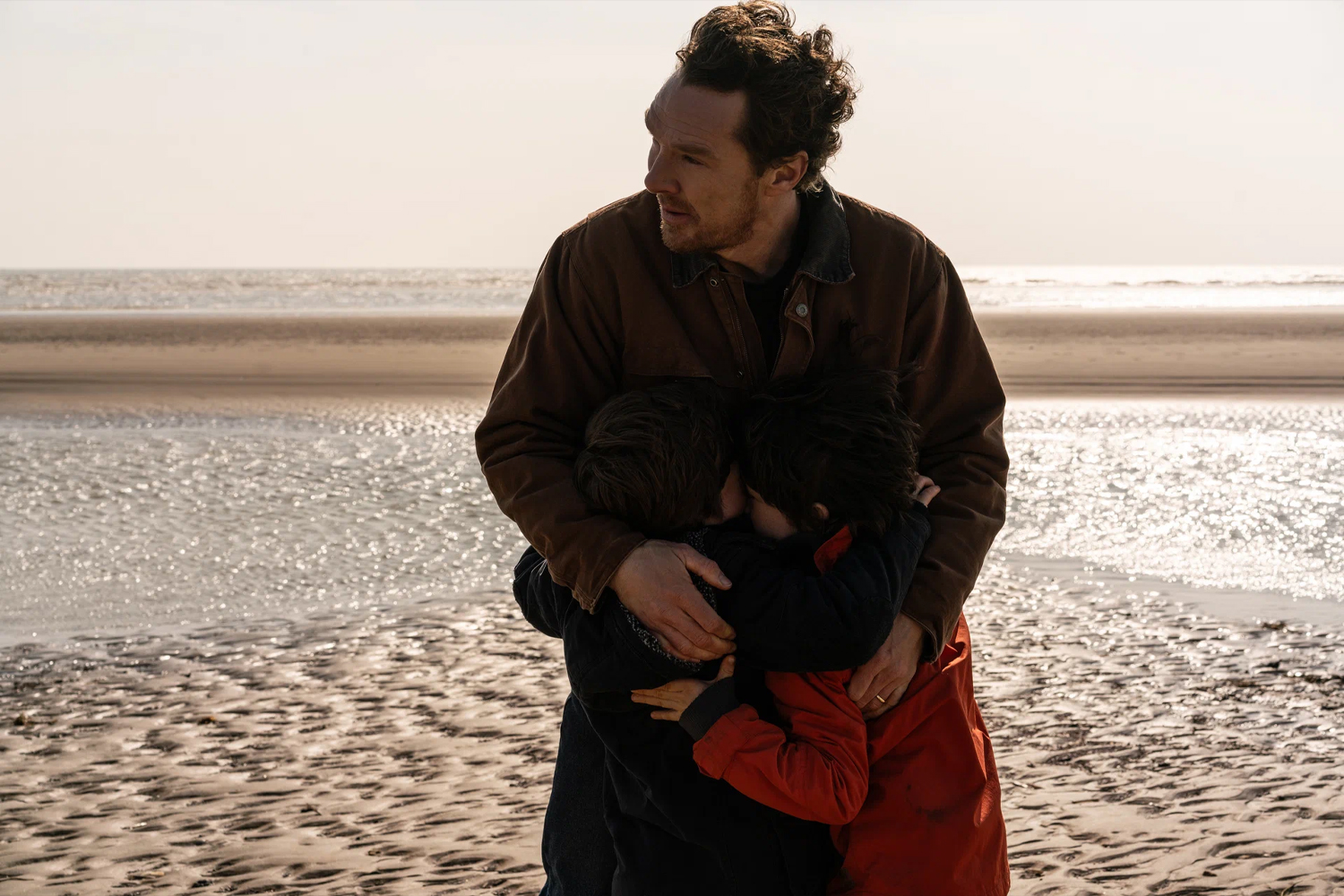 В 2024 году Камбербэтч сыграл похожего персонажа в сериале Netflix «Эрик». Его герой, кукловод, после исчезновения сына решает «оживить» марионетку в надежде, что это поможет вернуть ребенка.
Кадр из «Сущности»: World Pictures