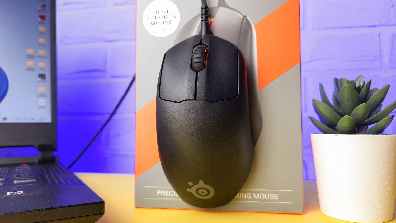 SteelSeries выпустила новую игровую мышку Prime+. Модель аскетичного дизайна получила RGB-подсветку, редко используемые в мышках оптические переключатели и OLED-экран. Объясняем кому и для чего подойдёт новинка, насколько она хороша в использовании, где у неё недостатки, а в чём достоинства.