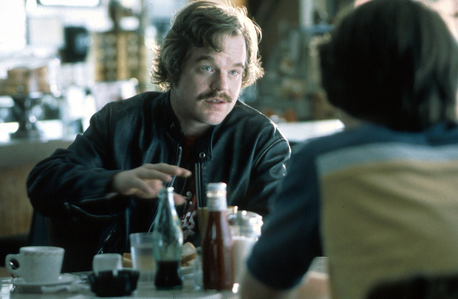 Как гласит знаменитая фраза: «Нет маленьких ролей — есть маленькие актёры». Эти артисты доказывают, что для создания легенды достаточно нескольких минут.

Кадр: Мастер эпизодических ролей Филип Сеймур Хофман в фильме «Почти знаменит» (Columbia Pictures)