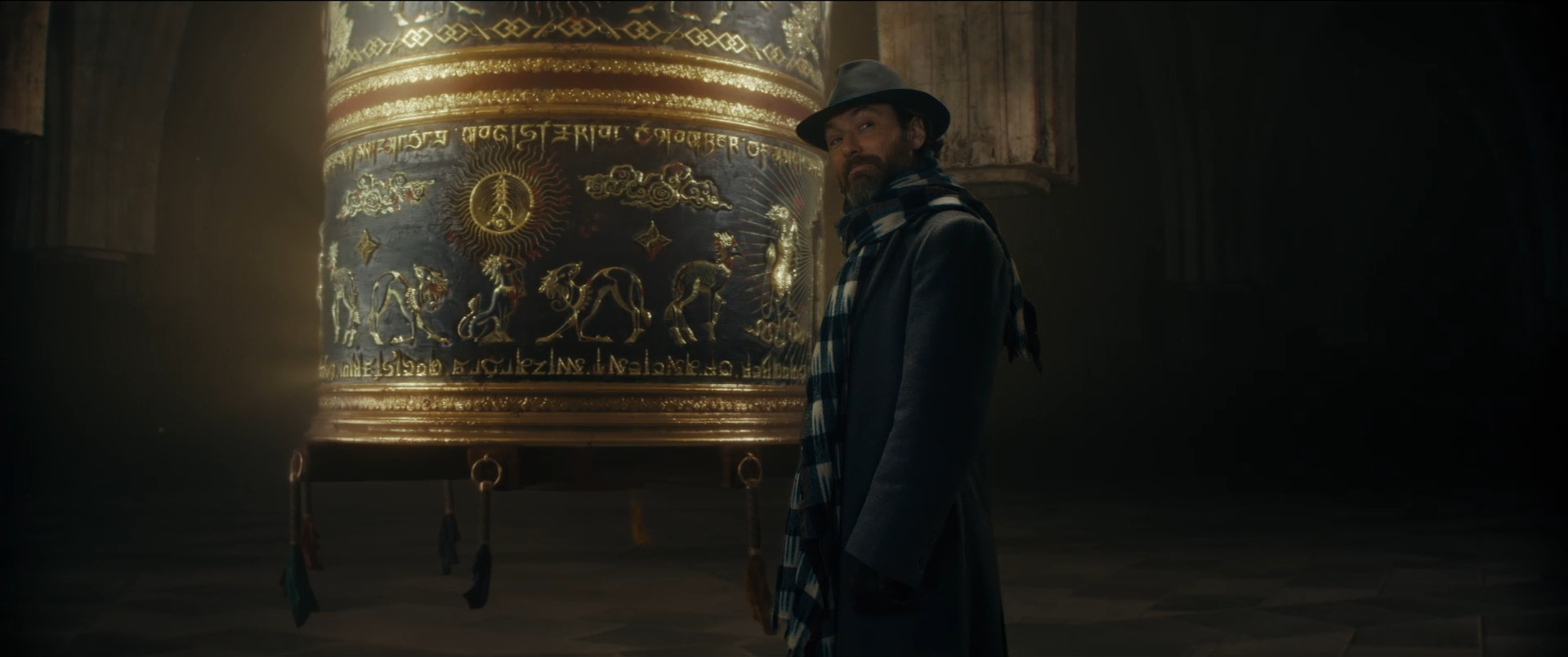 Хогвартс, Миккельсен и новая героиня: что показали в трейлере третьей части «Фантастических тварей» - фото 3