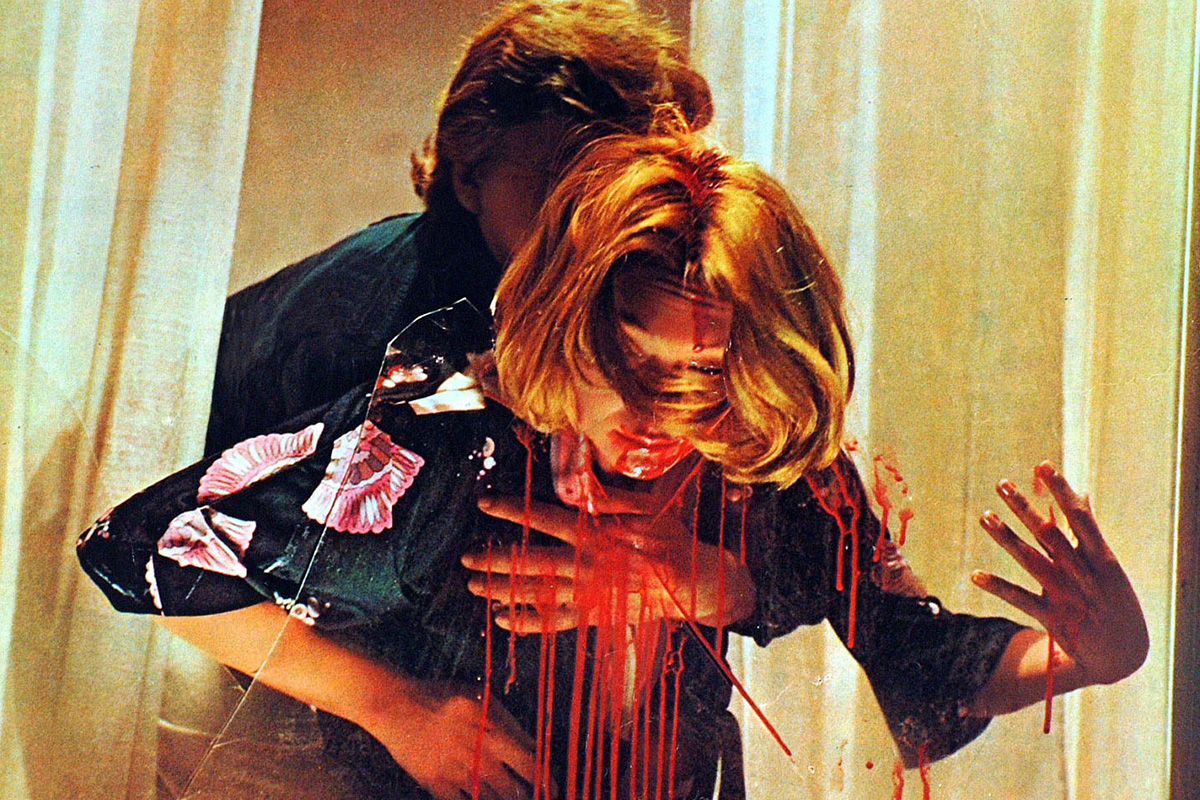 Первоначально Ардженто хотел чтобы музыку к фильму написала группа Pink Floyd, но ввиду их занятости выбор пал на группу Goblin

Источник: Cineriz