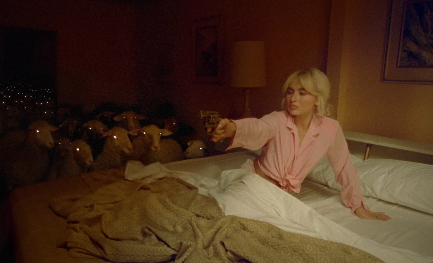 Сабрина Карпентер выпустила клип на новую песню «Manchild» — и это absolute cinema - изображение 1 Сабрина Карпентер выпустила клип на новую песню «Manchild» — и это absolute cinema - фото 1