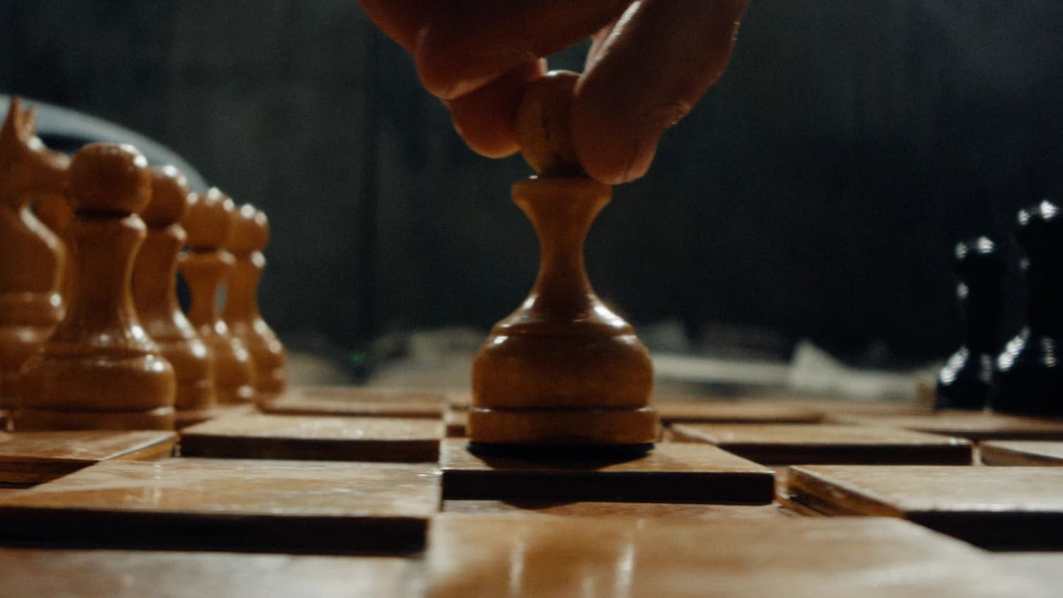 В сериале значительно расширены сюжетные линии Сергея Разумовского и Олега Волкова, что позволяет глубже раскрыть их мотивацию

Источник: Плюс Студия