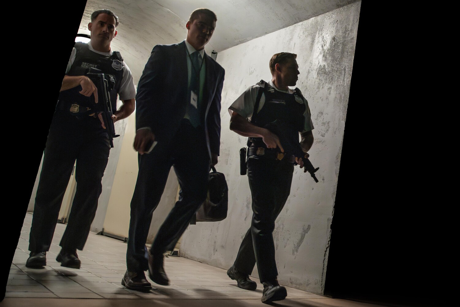 Гэбриел Бассо (в центре) в фильме «Дом динамита»
Источник: Netflix