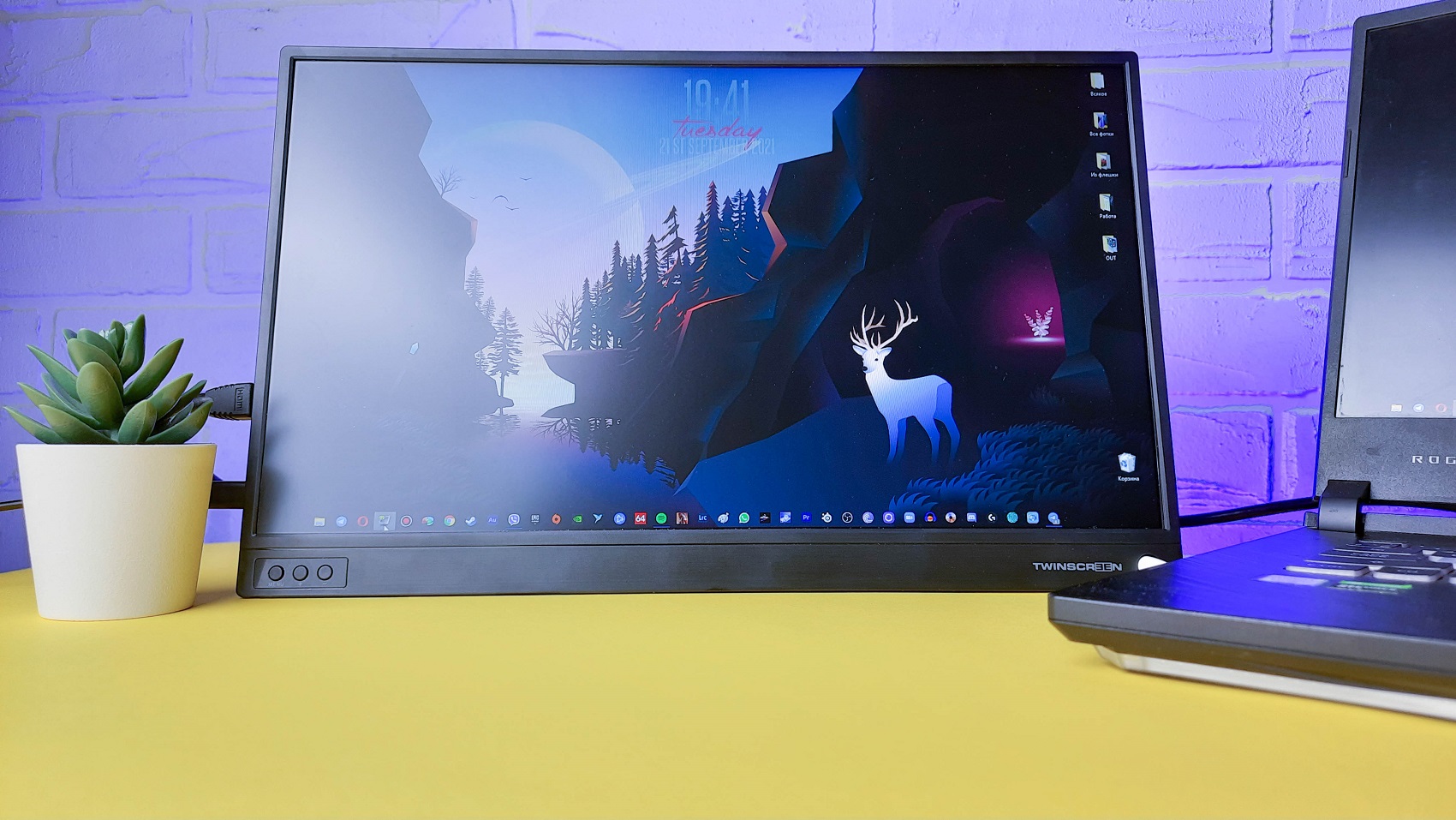 Компания Prestigio выпустила новый портативный 15,6-дюймовый монитор Twinscreen 16. Дисплей оснащён тонким корпусом, подключается к смартфонам, ПК, консолям и ноутбукам, как основной или вспомогательный экран. Объясняем, кому и для чего нужна такая модель за 15 990 рублей.