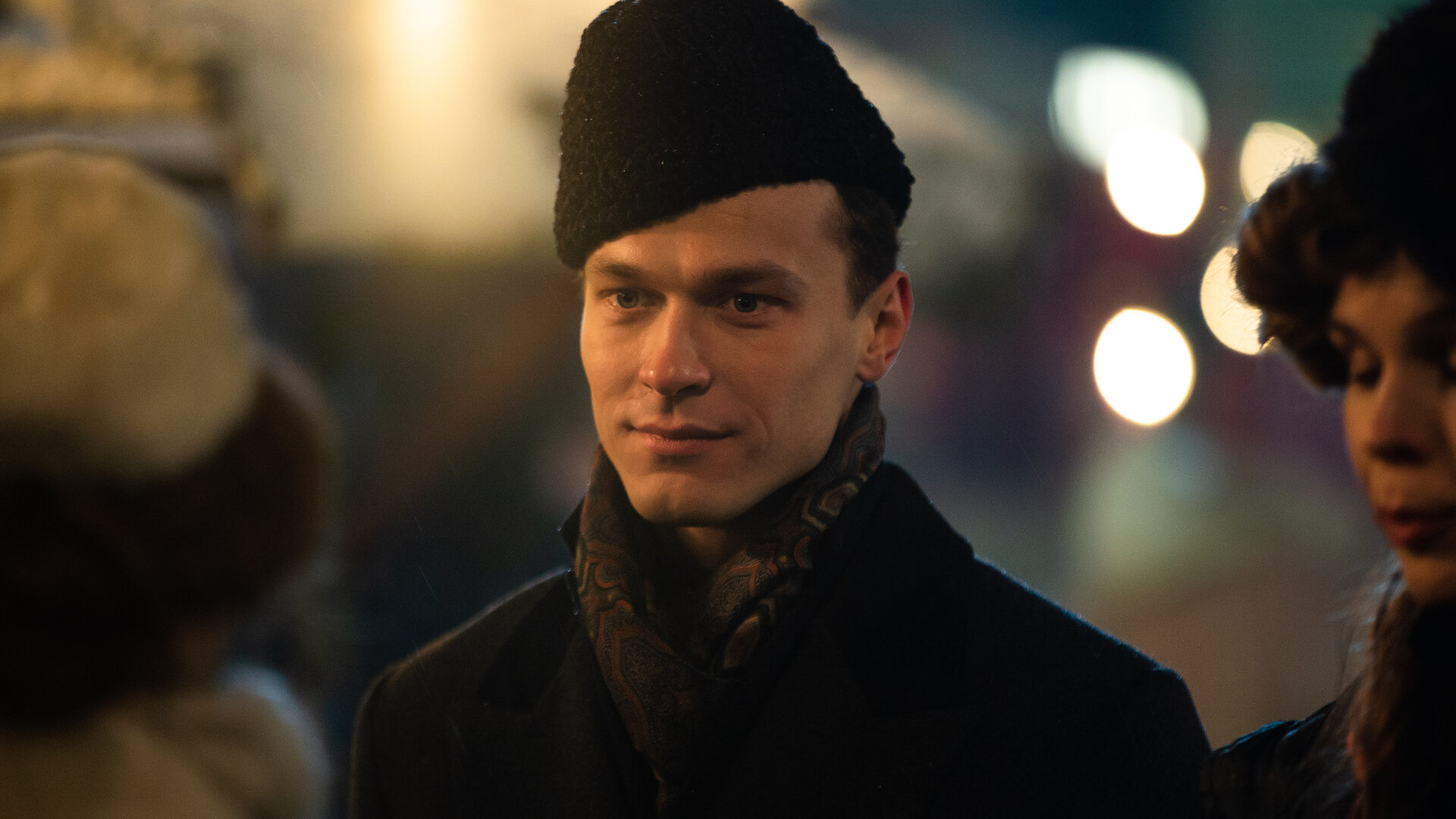 В 2021 году российский актёр Юра Борисов сыграл в восьми полнометражных фильмах, четыре из которых показывали на Каннском и Венецианском кинофестивалях, и сразу шесть — на фестивале Кинотавр. Вместе со вторым сезоном сериала «Мир! Дружба! Жвачка!» — это внушительные девять ролей. Он стремительно превращается в самую востребованную звезду российского кино, получает комплименты от западных медиа и повторяет рекорд Александра Петрова, который в 28 лет также сыграл в девяти проектах в 2017 году. 8 декабря Юра Борисов празднует день рождения — по этому случаю, вспоминаем его лучшие роли, объясняем, как он стал самым популярным российским актёром 2021 года и чем непохож на своих предшественников Данилу Козловского и Александра Петрова.