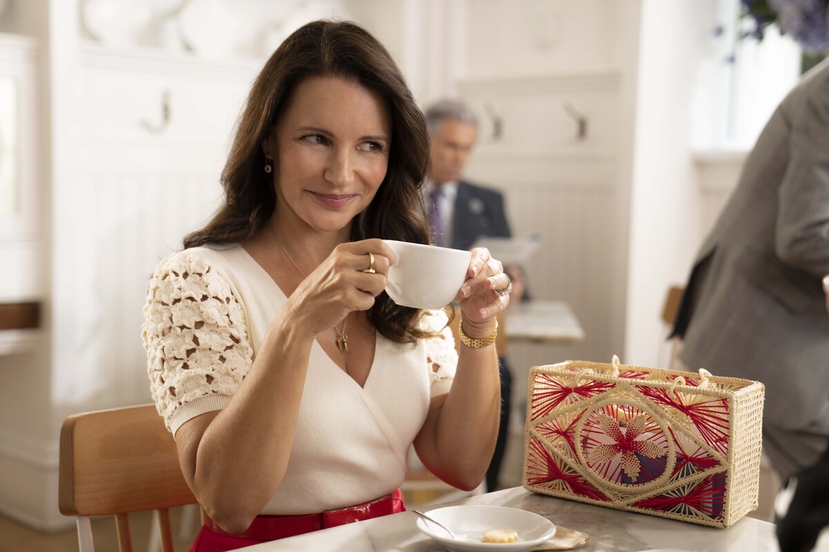 На HBO Max вышла третья серия «И просто так…» (And Just Like That) – сиквела культового сериала нулевых «Секс в большом городе». Первый и второй эпизоды сразили фанатов неожиданным поворотом, который здорово подвел компанию по производству тренажеров Peloton, но также обрушили на авторов проекта шквал критики. В многочисленных отзывах зрители называли поступки героинь нелогичными, диалоги – искусственными, а также жаловались на исчезновение магии сериала из-за отсутствия Саманты. Западные критики были чуть благосклоннее, но всё равно признали сериал «неуклюжим» и «кринжовым». Автор «Канобу» Мари Григорян рассказывает, как продолжается жизнь трёх подруг после неожиданной смерти близкого — и стоит ли наблюдать за этим дальше.