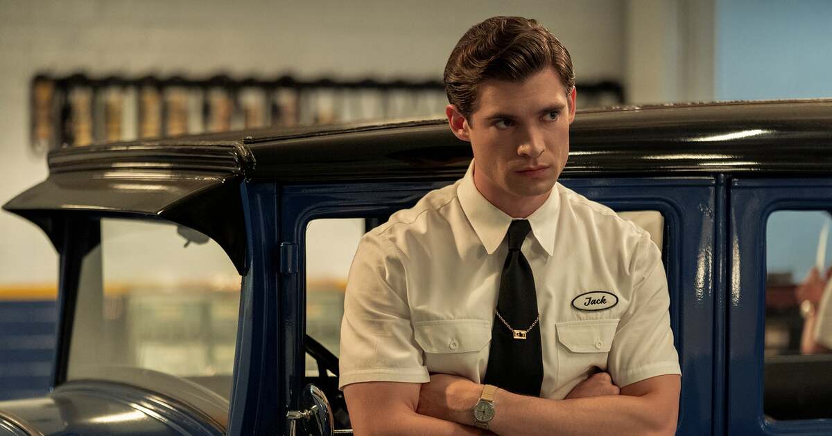 Дэвид Коренсвет на кадре сериала«Голливуд»