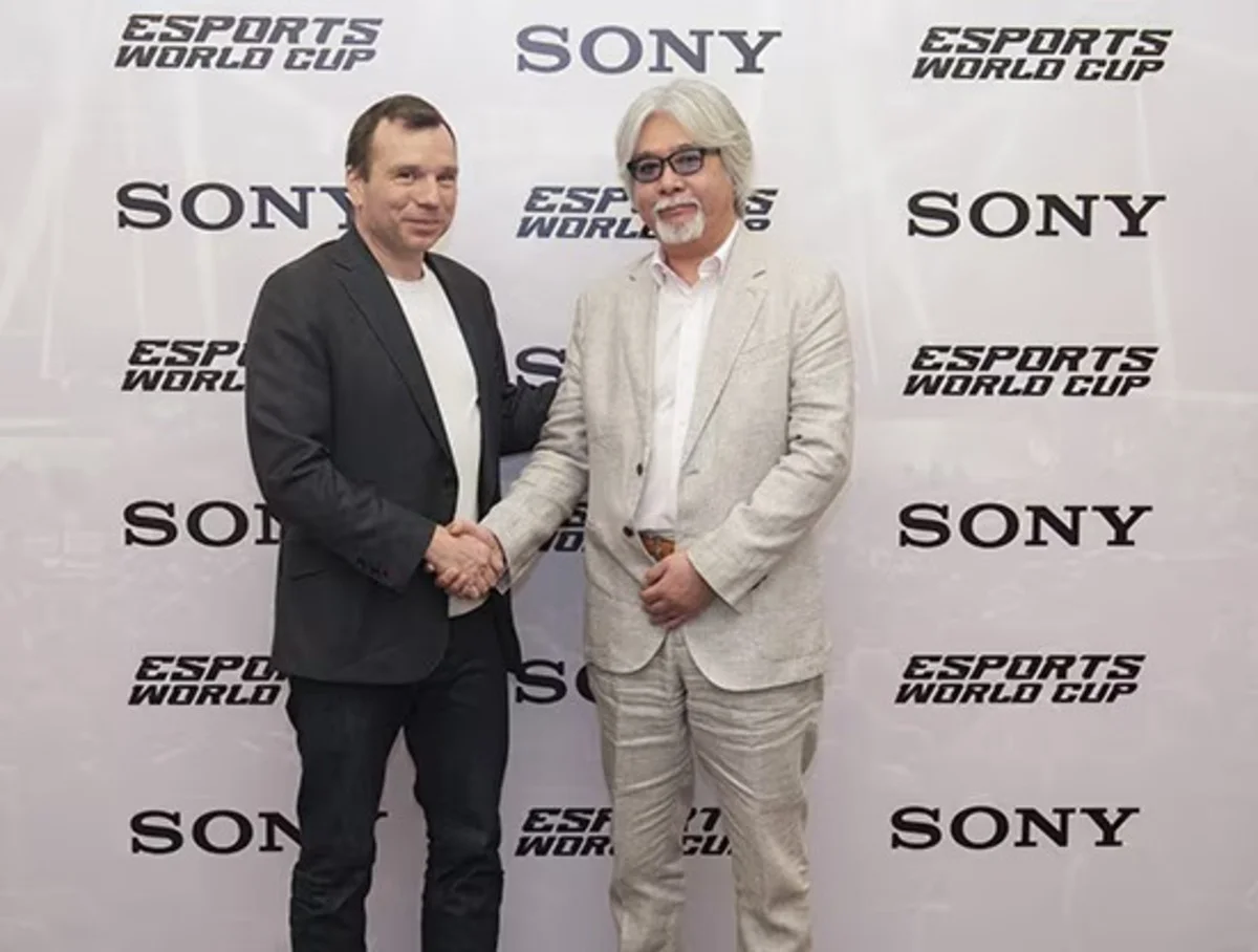 Ральф Райхерт, генеральный директор фонда Esports World Cup (слева) и Тошимото Митомо, исполнительный заместитель президента и генеральный директор Sony Group Corporation (справа)