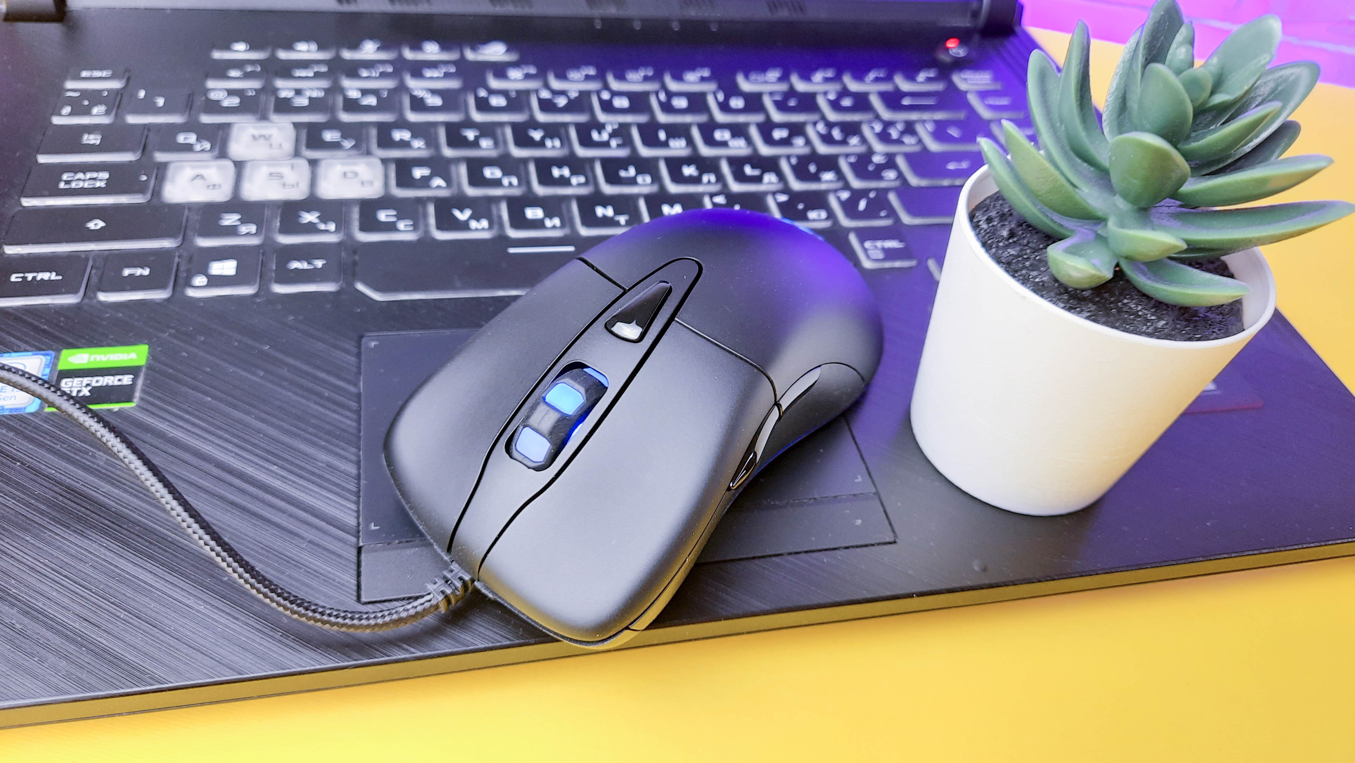 Бренд XPG, игровое подразделение Adata, производит простую в дизайне игровую мышку Infarex M20 по цене от 2590 рублей. Модель весит (160 граммов) и при этом оснащена чётким сенсором для игр и киберспорта. Объясняем, чем привлекательна эта бюджетная мышка для геймеров и где у неё проблемы.