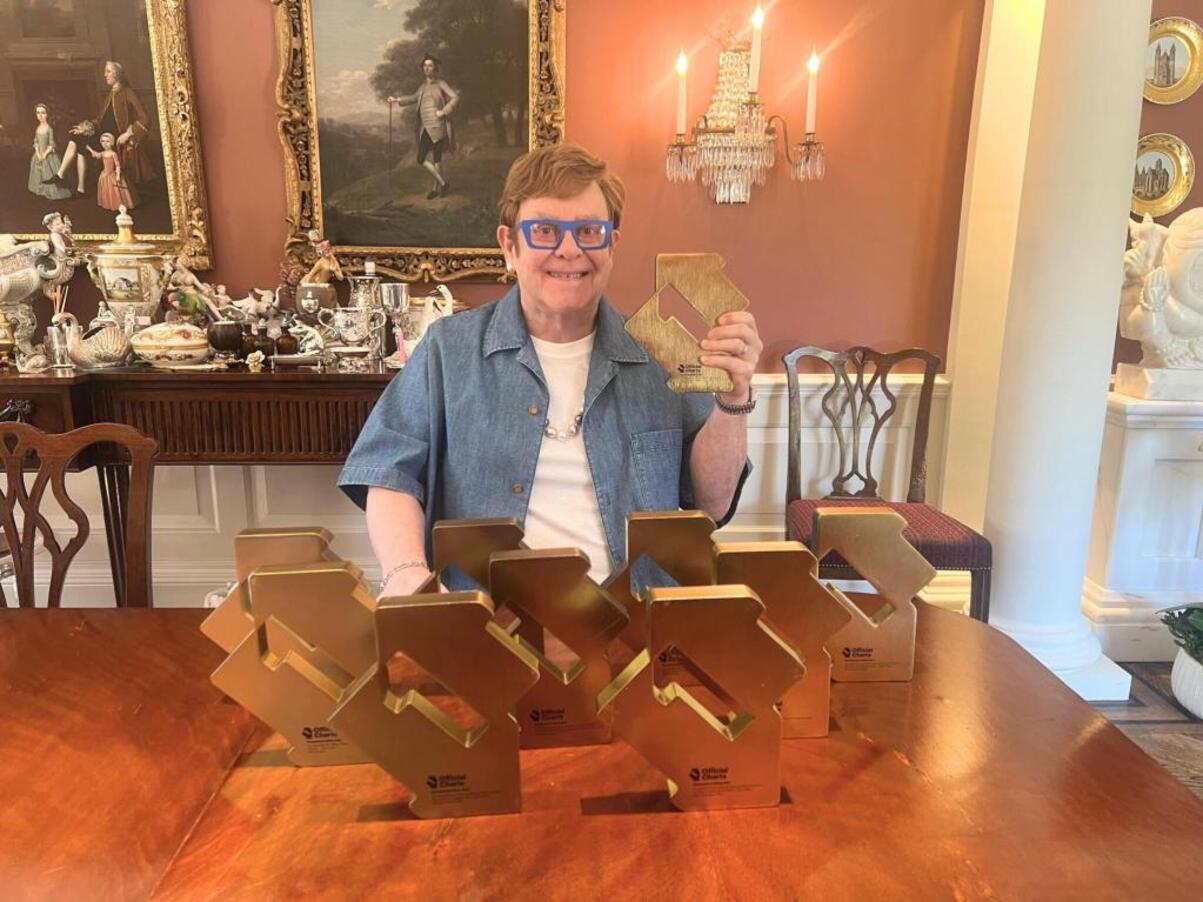 Совместный альбом Элтона Джона и Брэнди Карлайл возглавил топ-чарт Британии - фото 1