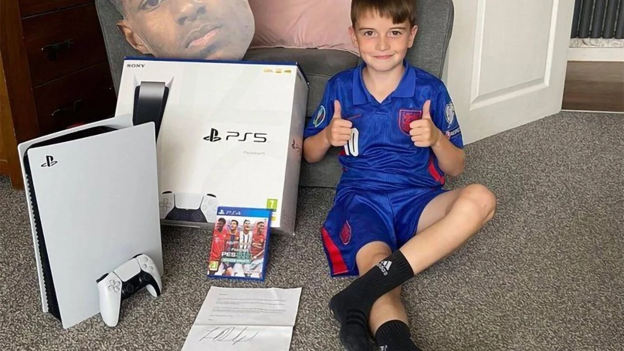 Футболист «Манчестер Юнайтед» подарил PS5 маленькому мальчику за участие в благотворительности