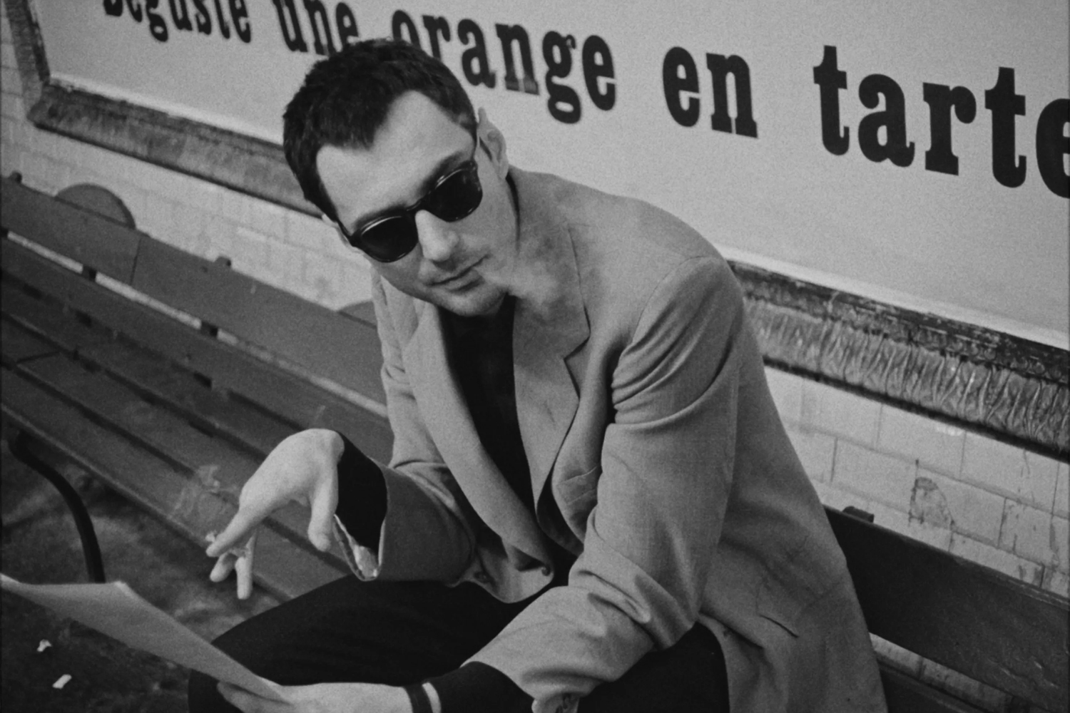 Роль молодого Годара сыграл Гийом Марбек — не профессиональный актёр, но кинематографист-энтузиаст, перепробовавший на съёмочных площадках все профессии из возможных

Фото со съёмок «Новой волны»: Netflix