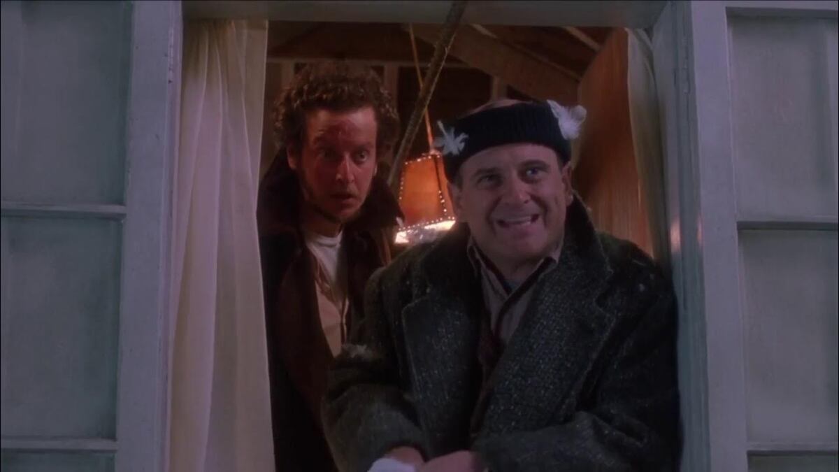 Джо Пеши во время съемок фильма «Один дома» прокусил палец Маколея Калкина - изображение 1 Джо Пеши во время съемок фильма «Один дома» прокусил палец Маколея Калкина - фото 1