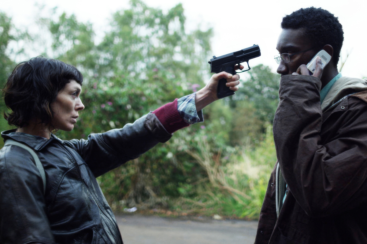 Режиссер описал характерную желтую сумку Ли как «своего рода отправную точку для остальной цветовой палитры» сериала

Источник: Channel 4