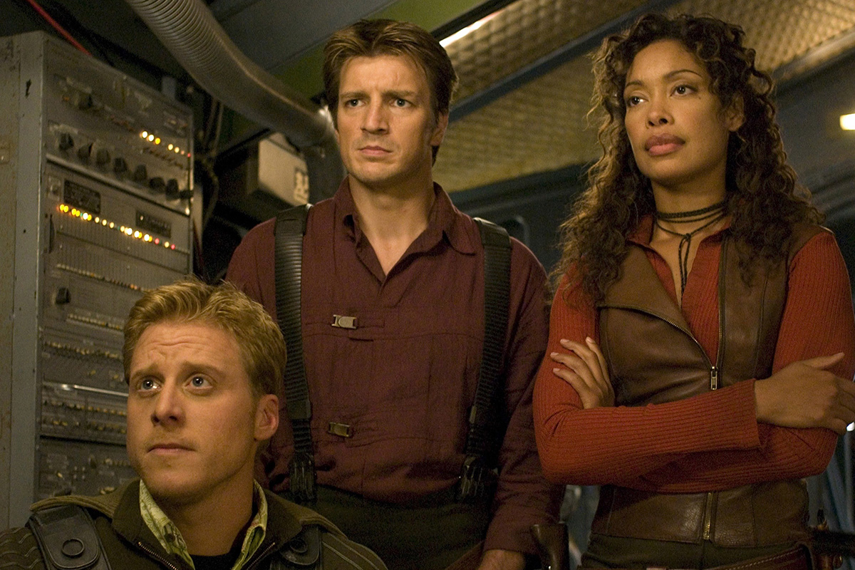 В сериале «Касл», где снимался Нейтан Филлион, присутствует несколько отсылок к «Светлячку»

Источник: Fox