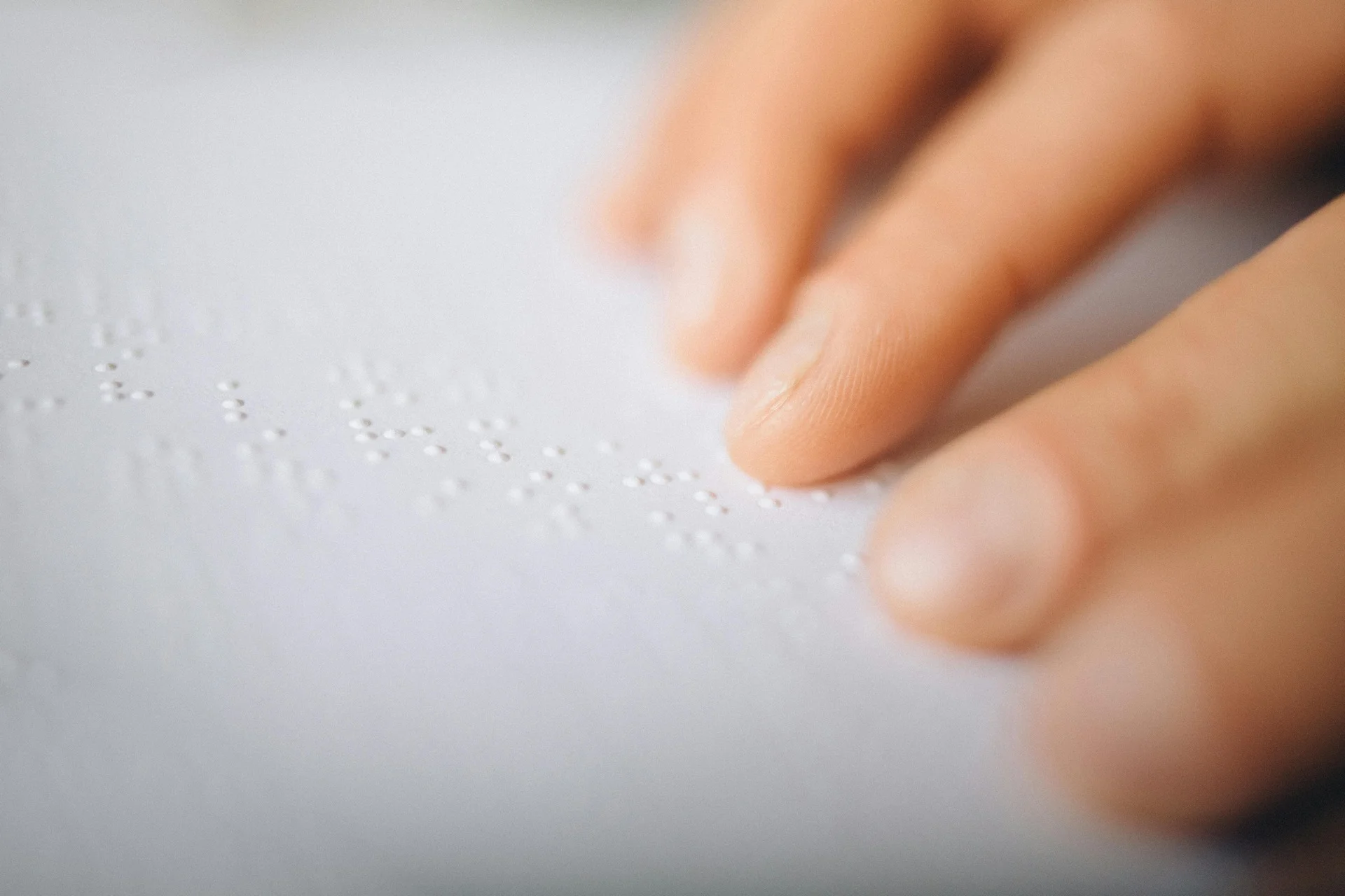 Источник: [https://www.pexels.com/ru-ru/photo/selective-focus-photo-of-a-person-reading-braille-7488247/](https://www.pexels.com/ru-ru/photo/selective-focus-photo-of-a-person-reading-braille-7488247/). Автор: Nataliya Vaitkevich. Лицензия Pexels