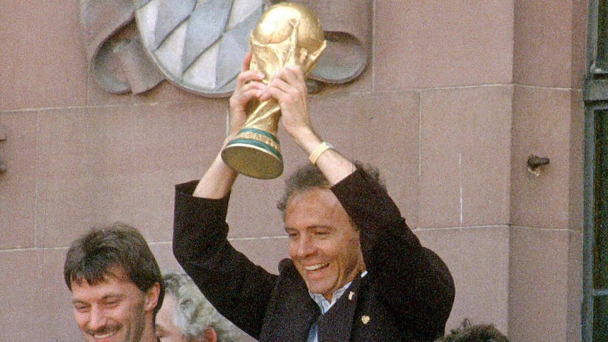 Франц Беккенбауэр с Кубком Мира 1990 года в качестве тренера сборной ФРГ