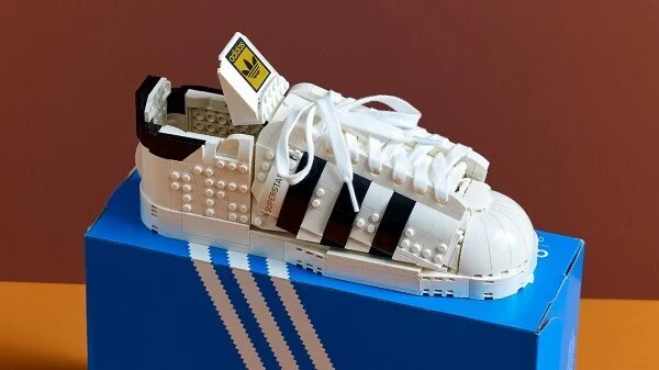 LEGO представил конструктор в виде полноразмерных кроссовок Adidas Superstar - фото 2