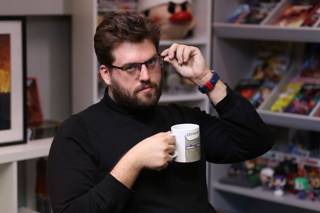 Издательство BUBBLE в 2021 году не покидало новости: сначала это случилось из-за громкой премьеры супергеройского фильма «Майор Гром: Чумной Доктор» в марте. В мае Росгвардии пришлось закрыть Центральный детский магазин и разогнать фанатскую встречу с актёрами фильма, на которой собралось несколько тысяч человек. А уже 18-19 декабря пройдёт первый фестиваль BUBBLE Comics Con, гостем которого станет всемирно известный актёр Том Фелтон из франшизы о Гарри Поттере. Автор «Канобу» Мари Григорян поговорила с главным редактором издательства Романом Котковым о выборе гостя для фестиваля, планах на расширение киновселенной и трудностях, которые повлекло за собой резкое расширение фандома.