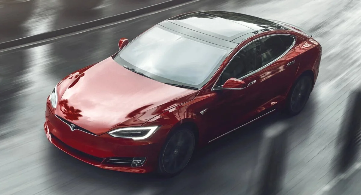 Илон Маск представил самый быстрый электрокар Tesla Model S Plaid
