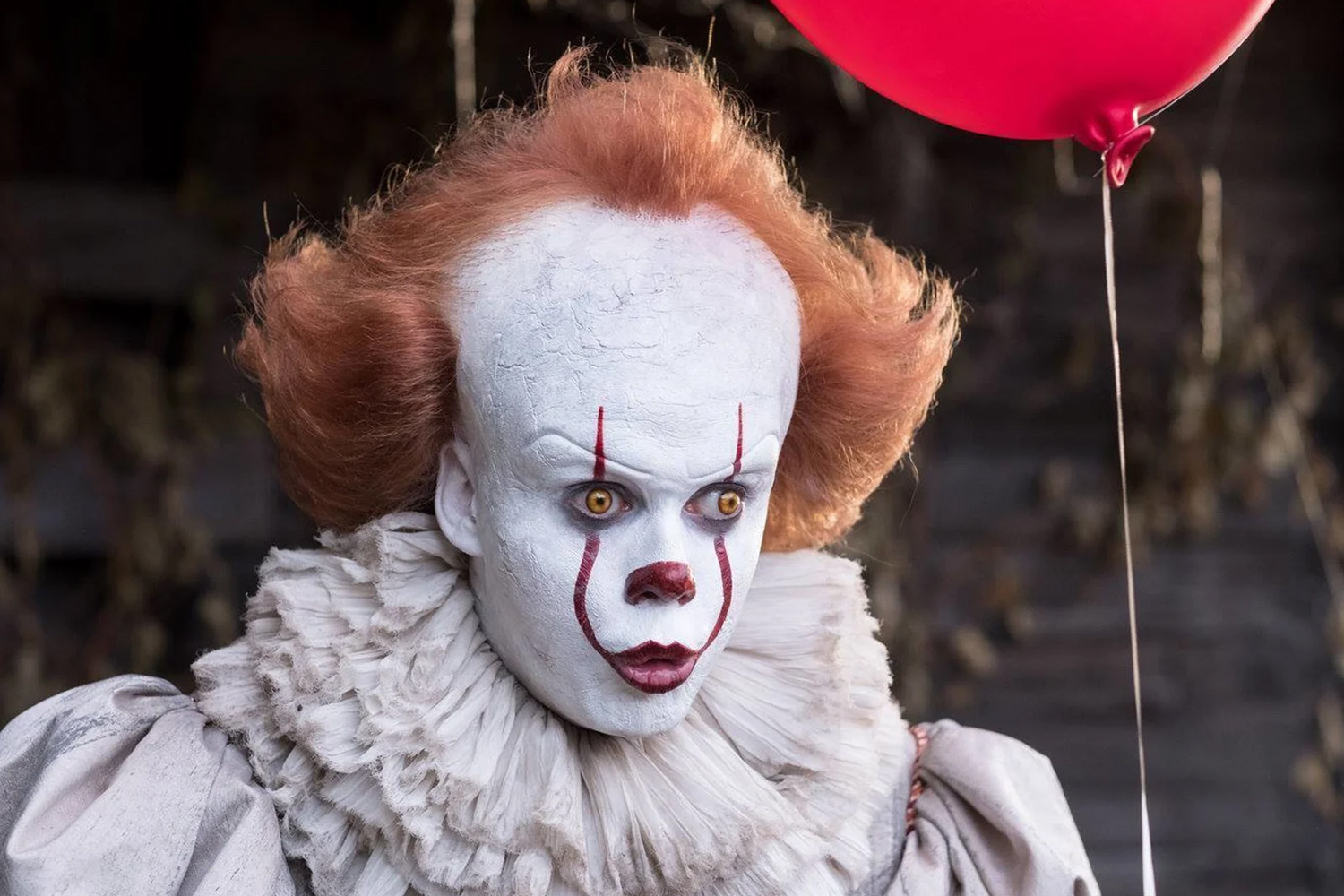 В первоисточнике Кинга Пеннивайз терроризировал Дерри каждые 27 лет. Первая экранизация вышла в 1990 году, а ремейк — 27 лет спустя
Источник: New Line Cinema