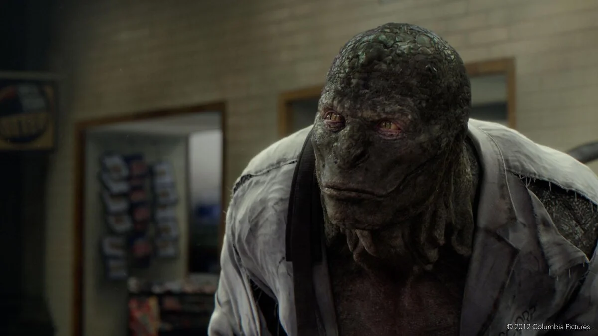 Рис Иванс в роли Ящера на кадре из фильма «Новый Человек-Паук»