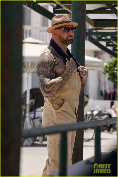 Фото:&nbsp;[Just Jared](https://www.justjared.com/2021/06/28/dave-bautista-arrive-in-greece-to-start-filming-knives-out-2/)