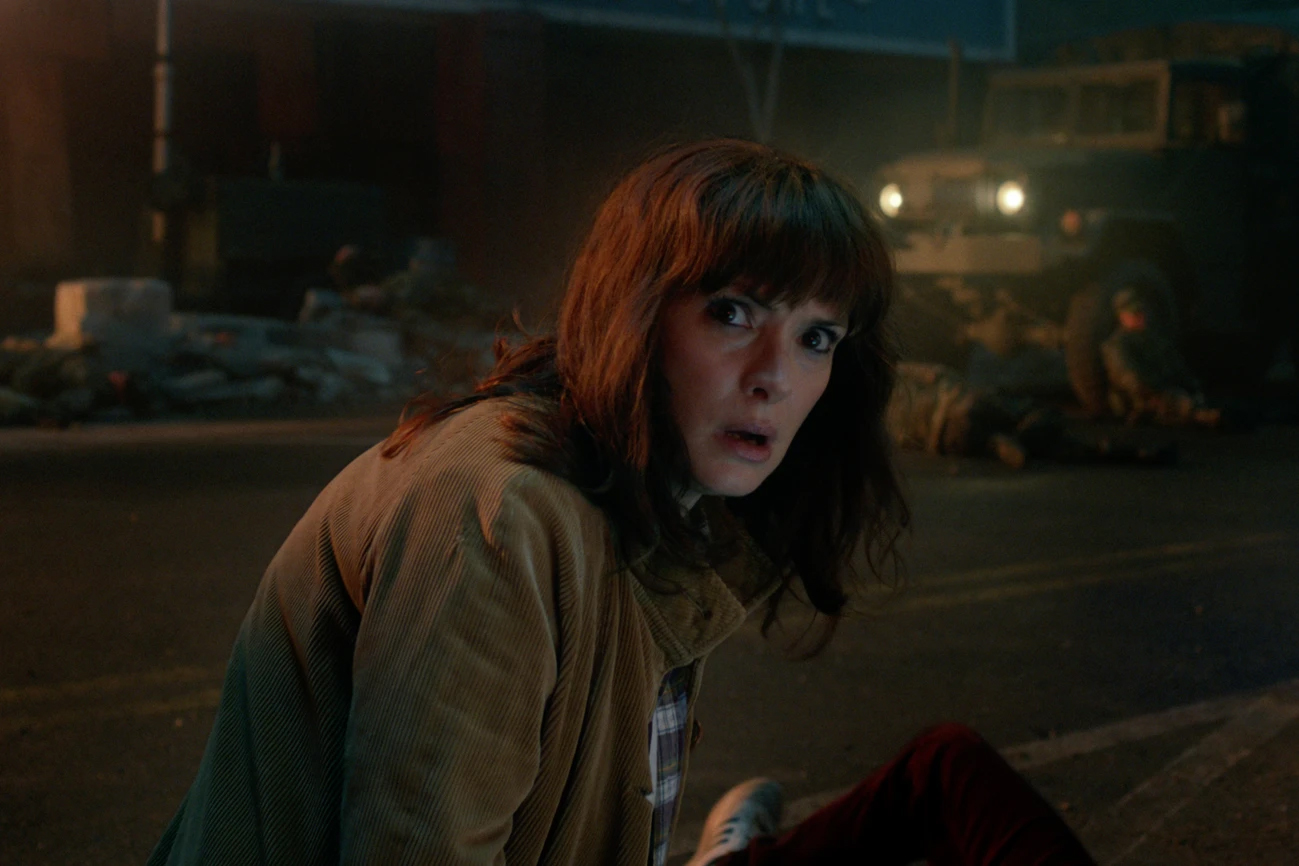 Вайнона Райдер в роли Джойс Байерс на кадре пятого сезона сериала «Очень странные дела»

Источник: Netflix 