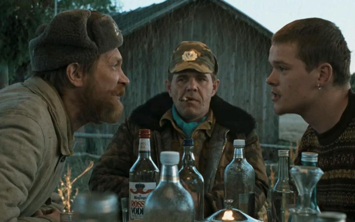 Вопреки догадкам, актёры на съёмочной площадке почти не выпивали. Со слов причастных, если перед дублем кто-то и опрокидывал рюмку, то только для согрева в условиях резко наступивших холодов

Источник: Ленфильм