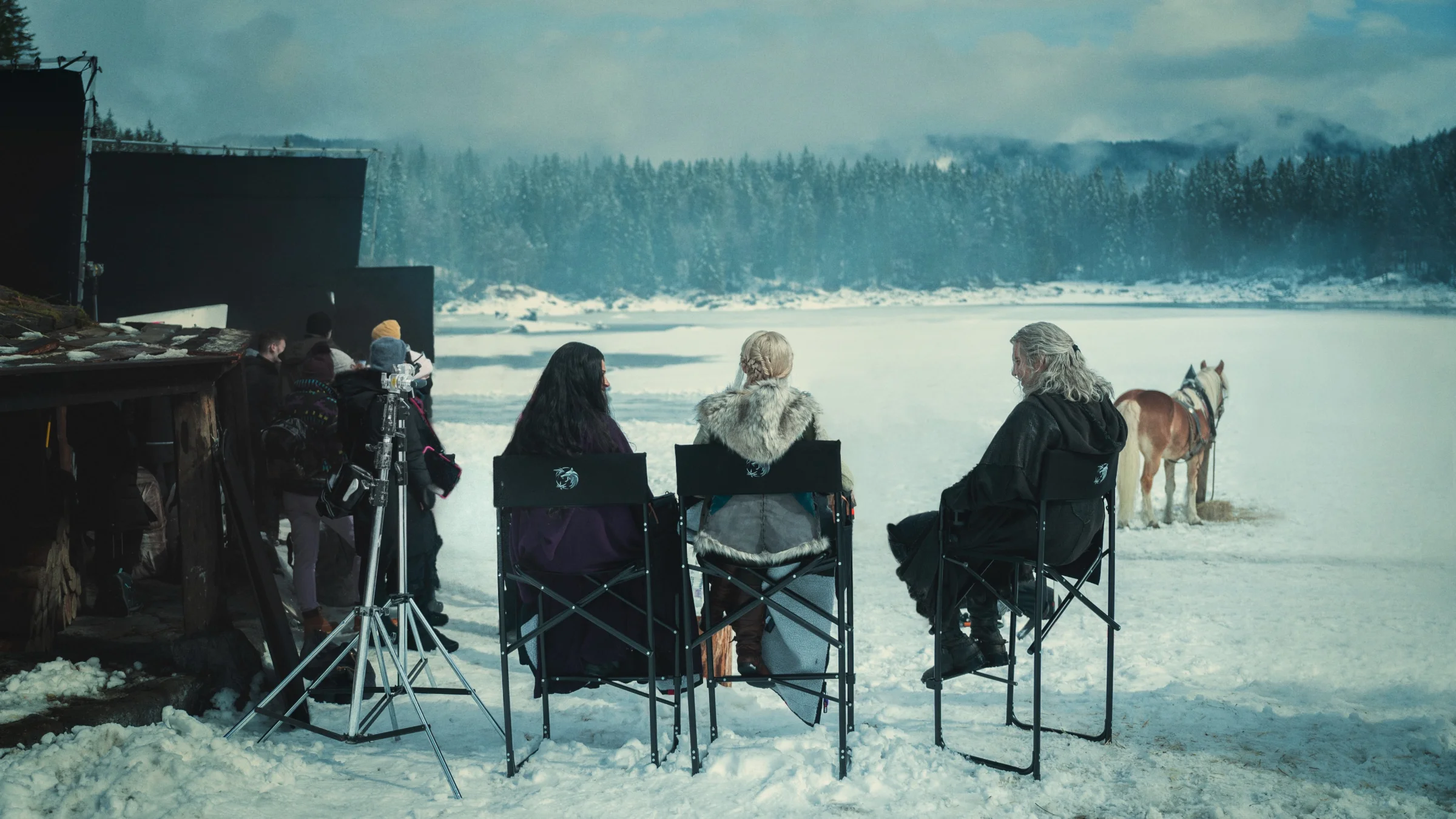 Netflix сообщил о старте съёмок третьего сезона «Ведьмака» и выложил фото с актёрами - фото 1
